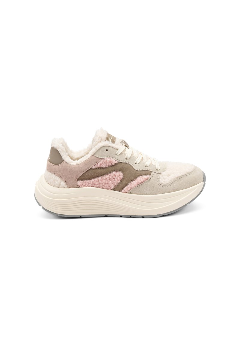 Sneaker con una parte superiore in crema e rosa testurizzata, caratterizzata da un materiale morbido, suola grigia chiara e sottili accenti tonali per un contrasto.