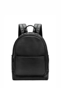 Czarny skórzany plecak o zaokrąglonym kształcie, z zamkiem u góry i wyściełanymi ramiączkami. Posiada przednią kieszeń i fakturowaną powierzchnię.