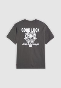 T-shirt gris foncé avec texte blanc "GOOD LUCK Bar & Lounge" et un design circulaire central comprenant un diamant et des feuilles au dos.