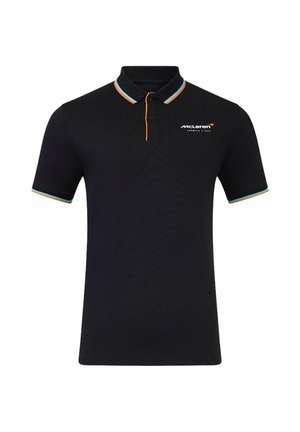 Czarna koszulka polo z kontrastującymi pomarańczowymi i turkusowymi krawędziami kołnierzyka. Zawiera logo "McLaren Formula 1" na lewej piersi.