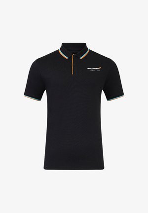 Czarna koszulka polo z kontrastującymi pomarańczowymi i turkusowymi krawędziami kołnierzyka. Zawiera logo "McLaren Formula 1" na lewej piersi.