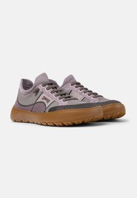 Leichte Sneakers mit einem grauen Textil-Obermaterial, pinken Akzenten und einer braunen Gummisohle. Sie verfügen über ein Schnürdesign und ein strukturiertes Gewebe.