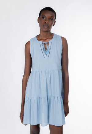 Hellblaues ärmelloses Kleid mit rundem Ausschnitt, Kordelzug und gestuftem Rock. Hergestellt aus leichtem Stoff mit strukturierter Oberfläche.
