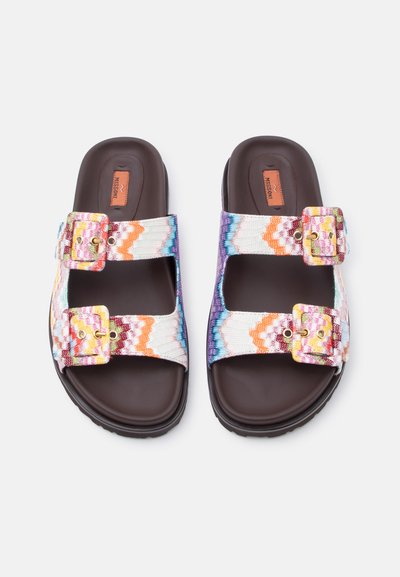 Sandales à bout ouvert avec semelles marron foncé et brides en tissu multicolore à motif zigzag, ornées de boucles couleur or.