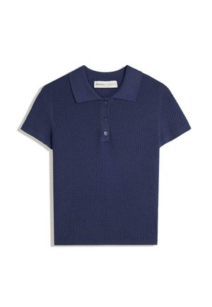 Polo a maniche corte di colore navy, realizzato in tessuto testurizzato, con colletto e patta con tre bottoni, progettato con un motivo a maglia compatta.
