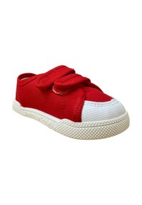 Zapatilla de lona roja con doble correa de Velcro, puntera de goma blanca y suela de goma blanca texturizada. Presenta un diseño liso y plano.