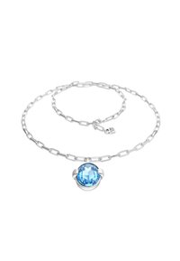 Collier en chaîne argentée avec une grande pierre bleue ronde et facettée, sertie dans un cadre argenté lisse, avec des maillons allongés.