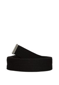 Ceinture tressée noire avec une finition texturée et une boucle métallique rectangulaire. La ceinture est plate et mesure environ 3 cm de large.