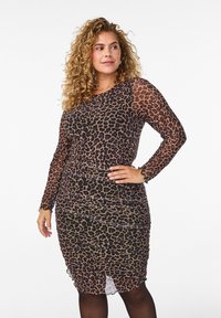 Leopardprint kjole med lange ærmer, gennemsigtig overlag og rynket tekstur. Har en tætsiddende silhuet og buet kant.