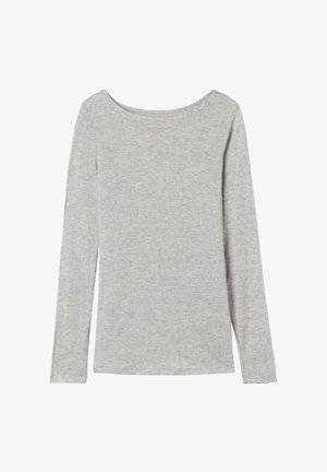 Camisa de manga larga de algodón gris claro, con un escote amplio y una textura suave y lisa sin patrones ni adornos visibles.