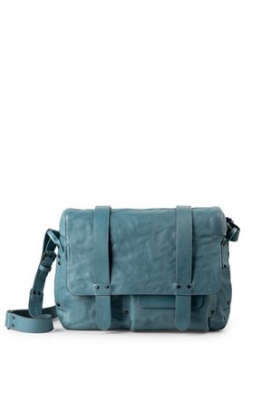 Blauwe leren boodschappentas met verstelbare schouderriem en klep aan de voorkant, beveiligd door twee verticale riemen met magnetische sluitingen.