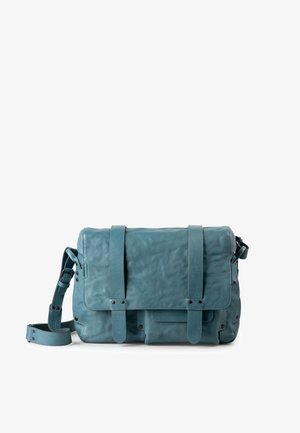 Blaue Leder-Umhängetasche mit verstellbarem Schultergurt und vorderer Klappe, die durch zwei vertikale Riemen mit Magnetverschlüssen gesichert ist.