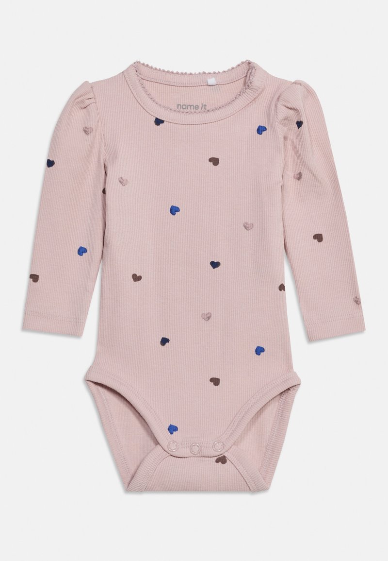 Body bébé rose à manches longues en tissu côtelé avec petits motifs de cœurs bleus, marron et beige et fermeture pressionnée à l'entrejambe.