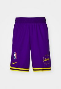 Vijolične košarkaške hlače z rumenimi poudarki, elastičen pas, NBA logo na levem stegnu in "LAKERS" natisnjeno v rumeni barvi na desni strani.