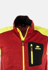 Rote Fleecejacke mit gelben Akzenten. Verfügt über einen Reißverschlusskragen, eine schwarze Brusttasche und ein Logo. Die Textur wirkt weich und gemütlich.