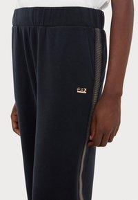 EA7 Emporio Armani PANTALONI - Treniņtērpa apakšdaļas - black