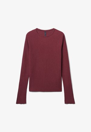 Maglione bordeaux a maniche lunghe in tessuto a coste, con scollatura rotonda e polsini leggermente svasati, progettato per un fit rilassato.