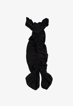 Robe noire en tissu froncé avec épaules bouffantes et silhouette ajustée et froncée s'étendant jusqu'à un ourlet évasé.