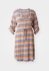 CARNOVA LIFE AOP - Tričkové šaty - copper tan aop bali zigzag
