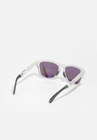 Transparente Acetat-Sonnenbrillen mit lila getönten Gläsern und schwarzen Kunststoffbügeln, im klassischen Katzenaugen-Stil mit metallischen Akzenten.