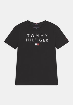 Camiseta de algodón negra con el texto "TOMMY HILFIGER" en blanco y un pequeño logo en rojo, blanco y azul en el pecho. Manga corta.