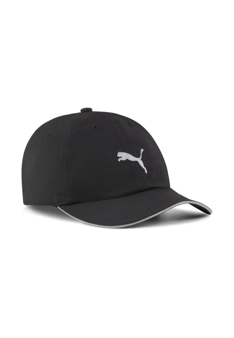 Sort kasket lavet af letvægtsstof, med en buet skygge og et hvidt Puma-logo foran. Der er seks ventilationshuller.