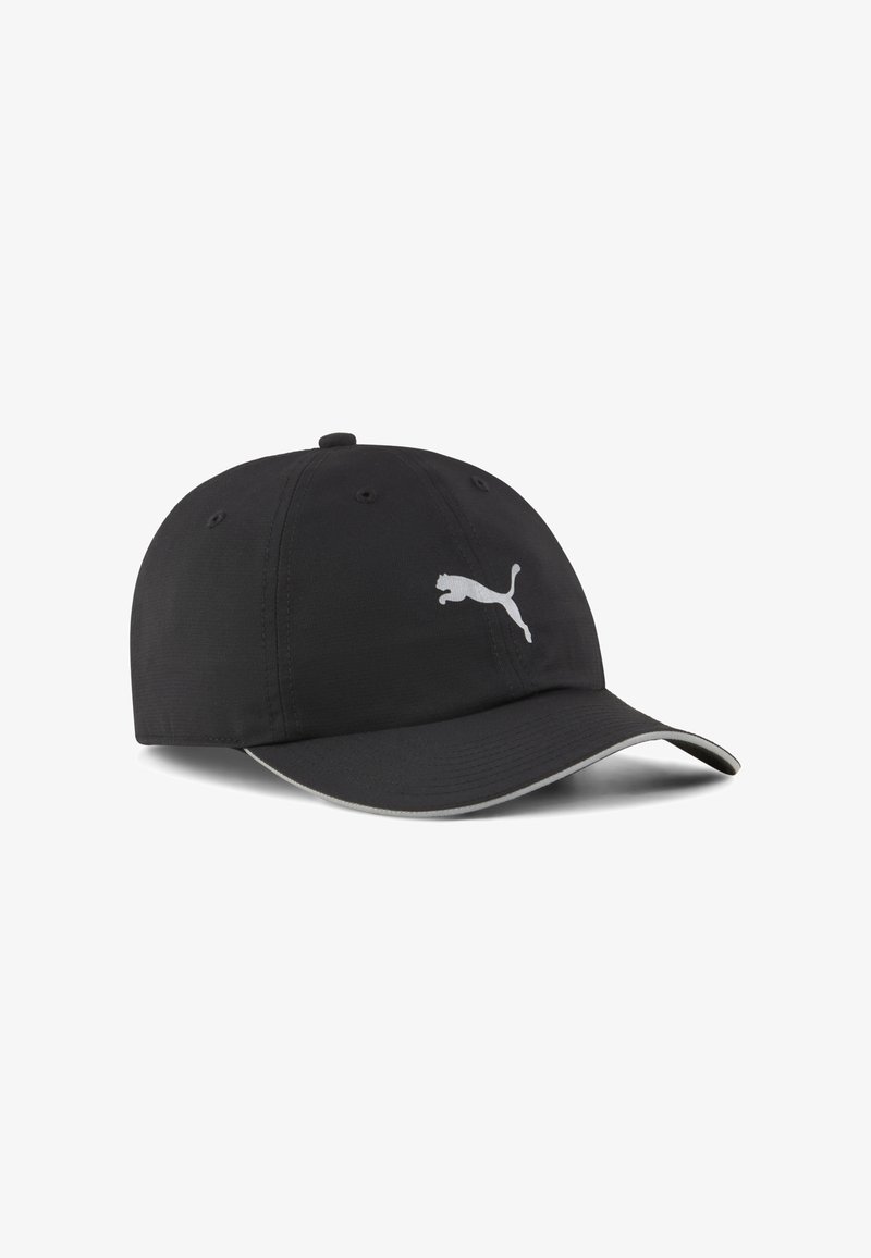 Sort kasket lavet af letvægtsstof, med en buet skygge og et hvidt Puma-logo foran. Der er seks ventilationshuller.