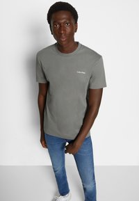 Calvin Klein MICRO LOGO - T-shirt básica - pewter