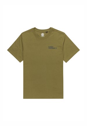 Olivenfarbene Baumwoll-T-Shirt mit kurzen Ärmeln, rundem Halsausschnitt und einem kleinen blauen "ELEMENT SKATEBOARD CO." Logo auf der linken Brust.