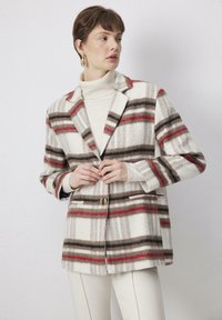 Blazer a quadri in tonalità crema, rosso e marrone; realizzato in tessuto testurizzato. Presenta un solo bottone, colletto a rever e tasche laterali.