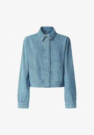 Chaqueta azul corta hecha de un tejido texturizado, con un cuello de solapa, bolsillos laterales y mangas largas. Presenta un dobladillo recto.