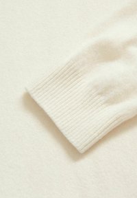 Oscar Jacobson SALIM ROLLNECK - Jumper - white shell