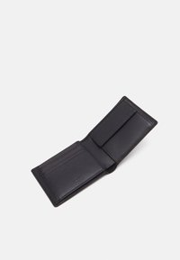 Portefeuille en cuir noir avec un design pliant, plusieurs emplacements pour cartes et une finition texturée. Comprend un compartiment unique pour les billets ou les reçus.