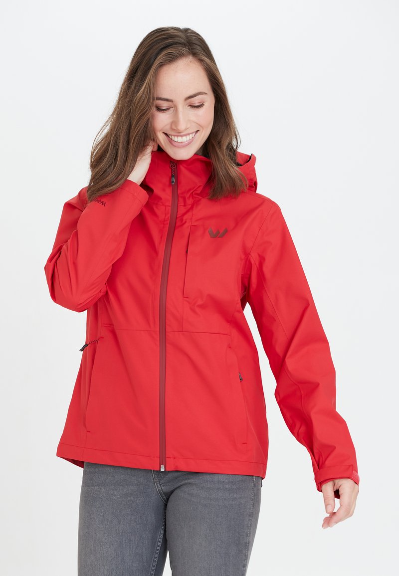 Veste imperméable rouge avec fermeture zippée, capuche réglable et deux poches latérales. Tissu lisse et durable avec une coupe moderne.