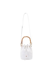 Sac seau en cuir blanc avec une poignée en bambou, une bandoulière réglable et des accents en matériel doré. Fermeture à lacet en haut.