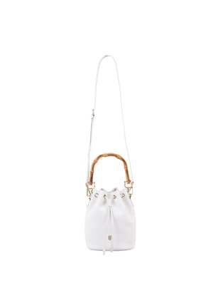 Weißes Leder-Bucket-Bag mit einem Bambusgriff, verstellbarem Schulterriemen und goldenen Hardware-Akzenten. Mit Kordelzugverschluss oben.