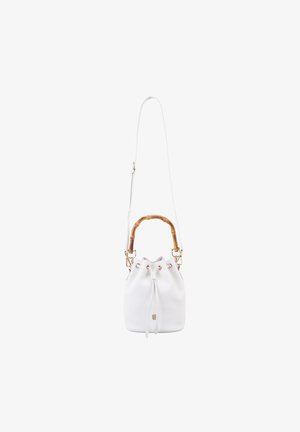 Sac seau en cuir blanc avec une poignée en bambou, une bandoulière réglable et des accents en matériel doré. Fermeture à lacet en haut.