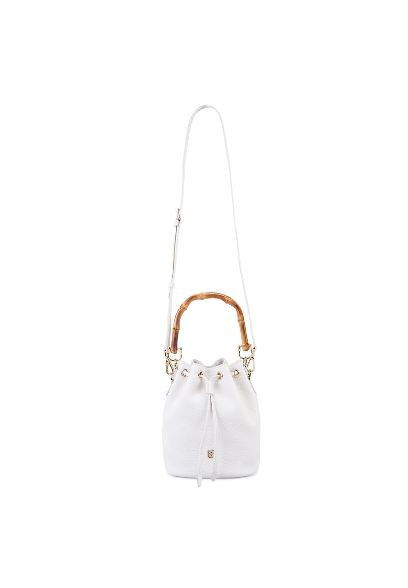 Sac seau en cuir blanc avec une poignée en bambou, une bandoulière réglable et des accents en matériel doré. Fermeture à lacet en haut.