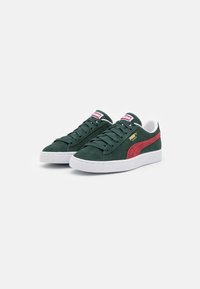 Puma SUEDE CLASSIC XXI UNISEX - Sapatilhas - green gables/intense red/white