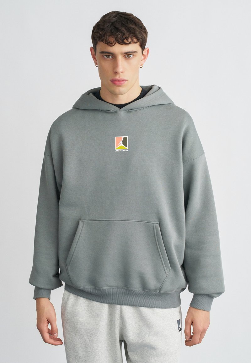 Γκρι φούτερ με κουκούλα, τσέπη καγκουρό, ριμπ μανσέτες και τελείωμα. Φέρει κεντρικό λογότυπο σε πορτοκαλί, κίτρινο και μαύρο. Απαλή υφή υφάσματος.