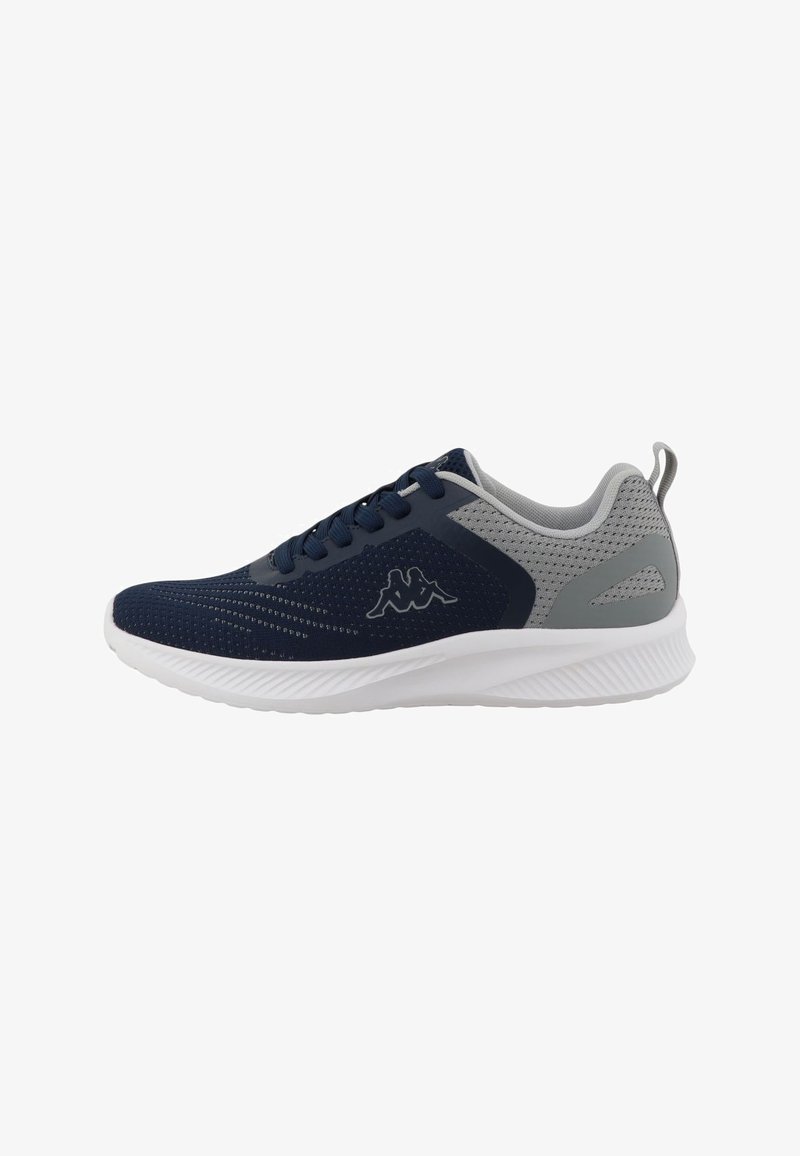 Chaussure de course en mesh bleu marine et gris avec une semelle blanche, des lacets bleu marine et un logo représentant deux silhouettes assises sur le côté.