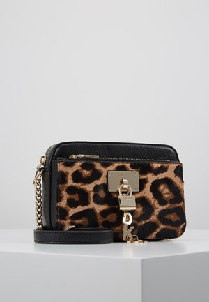 Pequeño bolso rectangular negro con estampado de leopardo, con asa de cadena dorada y colgante de candado dorado en el bolsillo delantero.