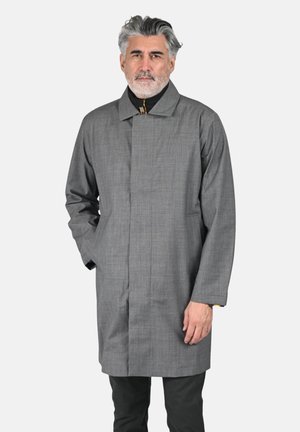 Manteau long gris en tissu texturé, avec une coupe droite, deux poches latérales et un col haut avec une fermeture éclair contrastante.