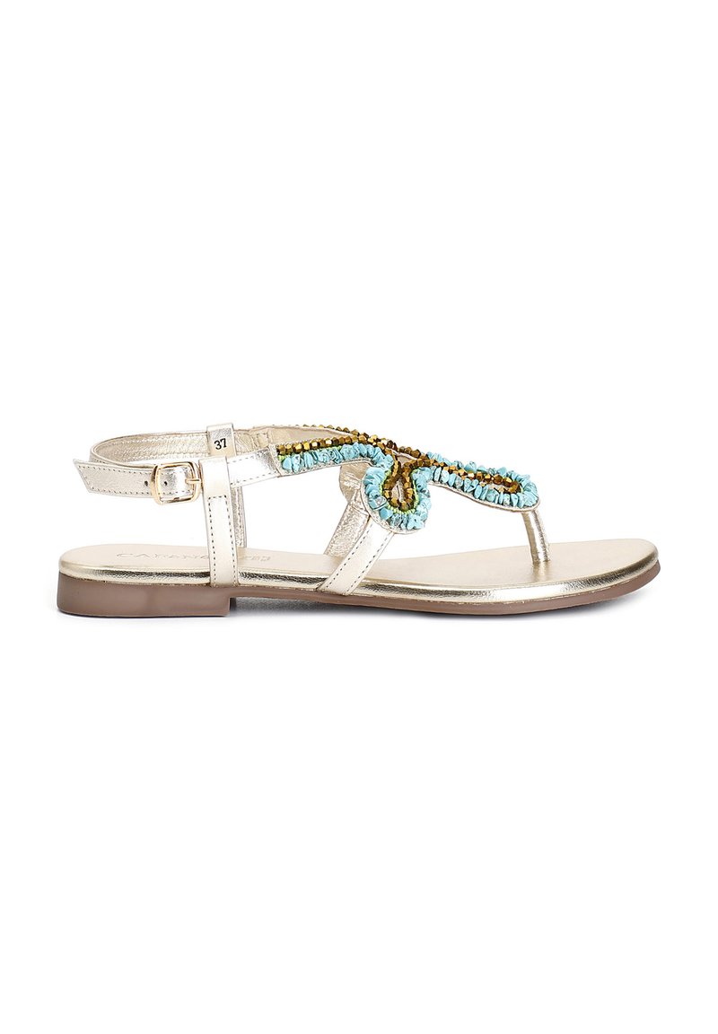 Sandali a thong metallici dorati con dettagli in perline turchesi e marroni, cinturino regolabile, suola piatta e design minimalista.