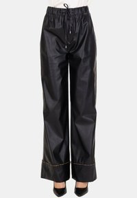 Pantaloni in similpelle nera con vita a coulisse, design a gamba larga e cuciture a contrasto all'orlo. Texture liscia, finitura lucida.