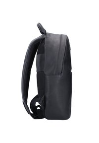 Musta reppu, jossa on tyylikäs, suorakulmainen muotoilu, sileä nahkatuntuma ja pehmustetut verkkokohdat sivuilla.