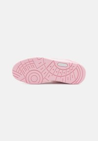 Lacoste COURT CAGE 224 - Sportbačiai - light pink/white