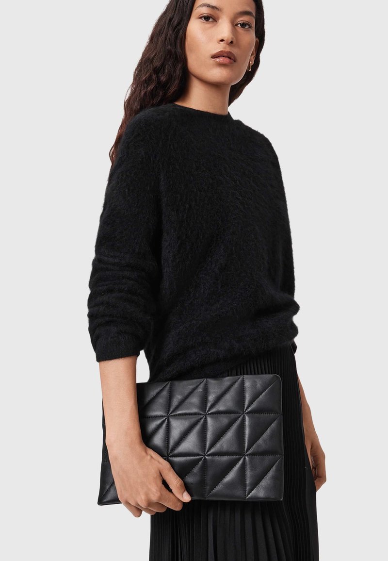 Juodas odinis rankinukas su dygsniuotu dizainu, pasižyminčiu deimanto formos raštais. Rankinė turi lygią tekstūrą ir stačiakampę formą.