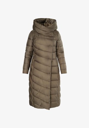 Cappotto puffer verde oliva con colletto alto, cuciture diagonali, maniche lunghe e design fino al ginocchio. Texture liscia e leggera.