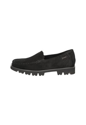 Zwarte suède loafer met dikke geribbelde zool en gestikte details, zichtbaar zijlogo, instapmodel voor casual of formeel gebruik.